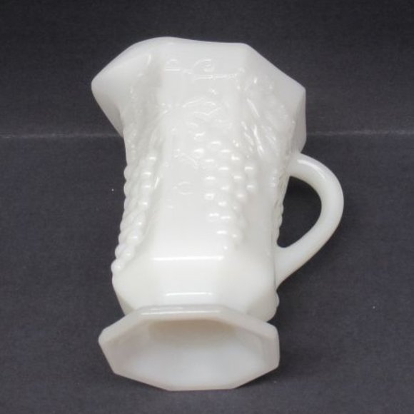 Anchor Hocking Milk Glass Vintage GRAPE 6 1/2 In 20 Ounce Milk Pitcher - Picture 4 of 4